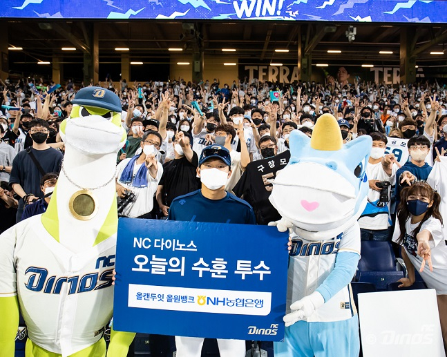 지난 3일 창원 롯데전 등판 후 팬들과 사진 촬영에 나선 구창모(맨 앞줄 가운데). /사진=NC 다이노스