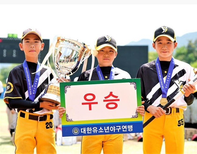 우승을 차지한 남양주야놀유소년야구단 선수들. /사진=대한유소년야구연맹