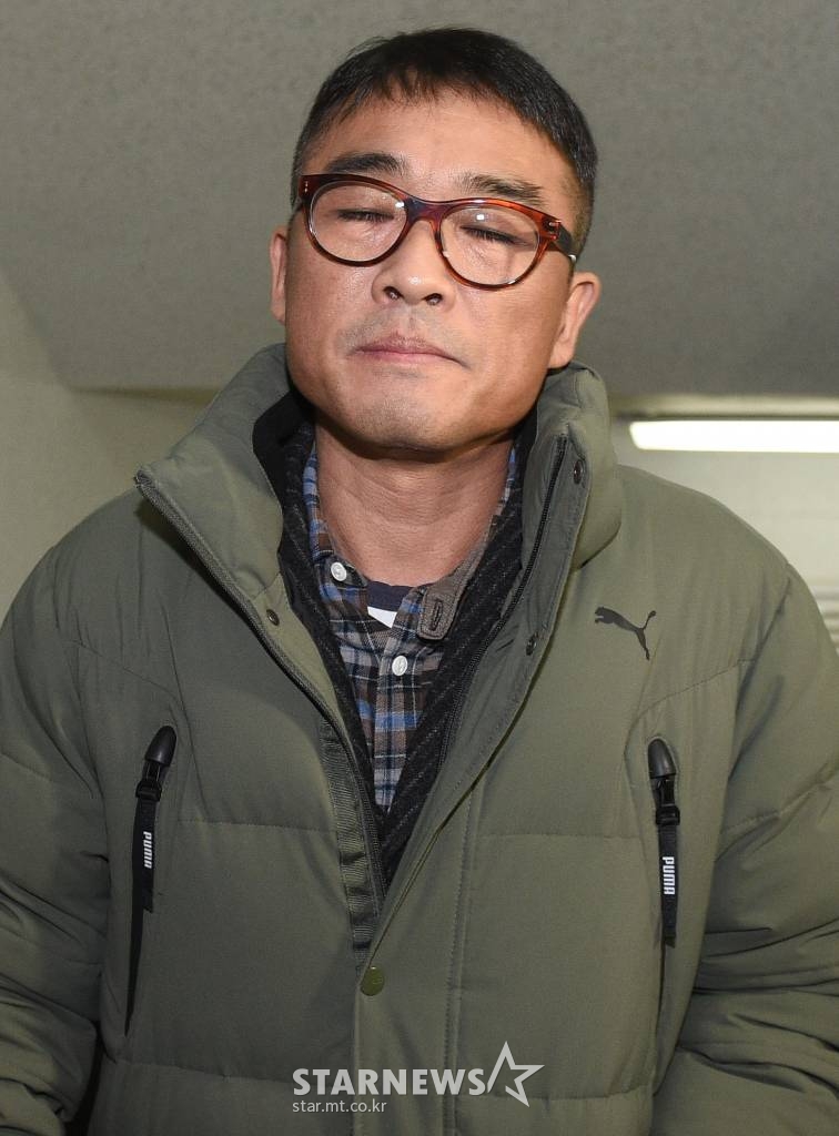유흥업소 여종업원 성폭행 혐의를 받고 있는 가수 김건모가 15일 오전 서울 강남경찰서에 피고소인 조사를 받기 위해 출석하고 있다. /사진=강민석 기자 msphoto94@