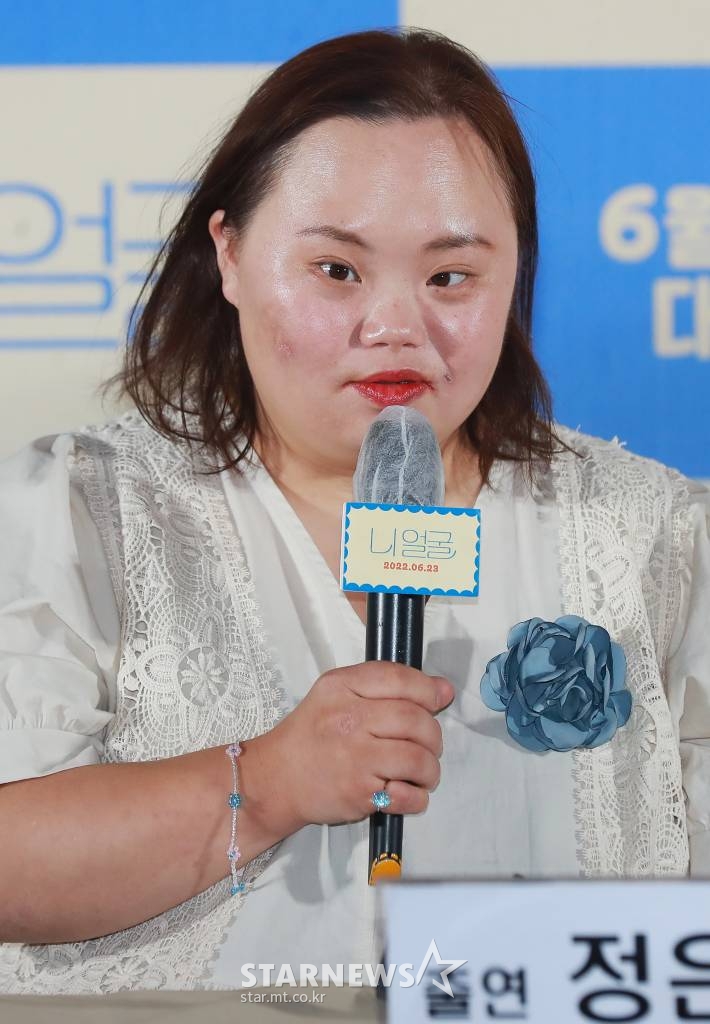 정은혜 작가가 14일 오후 서울 CGV용산아이파크몰에서 진행된 다큐멘터리 영화 '니 얼굴'(감독 서동일) 언론시사회에 참석해 질문에 답하고 있다. 발달장애인 은혜씨가 문호리리버마켓의 인기 셀러로 거듭나며 진정한 아티스트로 성장하는 과정을 담아낸 다큐멘터리 영화 '니얼굴’은 오는 23일 개봉된다. /2022.06.14 /사진=이동훈 기자 photoguy@
