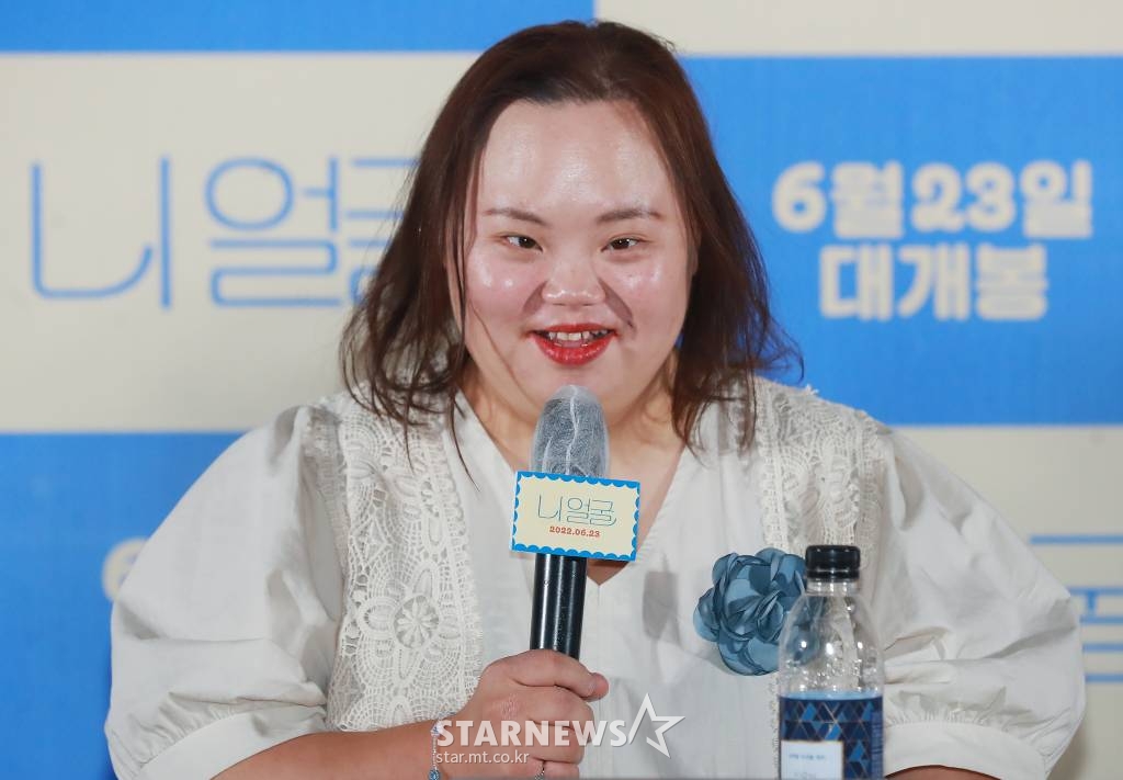 정은혜 작가가 14일 오후 서울 CGV용산아이파크몰에서 진행된 다큐멘터리 영화 '니 얼굴'(감독 서동일) 언론시사회에 참석해 질문에 답하고 있다. 발달장애인 은혜씨가 문호리리버마켓의 인기 셀러로 거듭나며 진정한 아티스트로 성장하는 과정을 담아낸 다큐멘터리 영화 '니얼굴’은 오는 23일 개봉된다. /2022.06.14 /사진=이동훈 기자 photoguy@