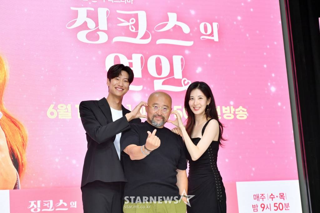 윤상호 감독(가운데), 배우 나인우, 서현이 15일 오후 온라인으로 진행된 KBS 2TV 수목극드라마 '징크스의 연인' 제작발표회에 참석해 포즈를 취하고 있다. '징크스의 연인'은 불행한 자신의 삶을 숙명으로 여기고 순응하며 사는 한 인간 남자와 저주를 풀기 위해 미지의 세상 밖으로 뛰어든 여신이 잔혹한 운명을 뛰어넘으며 펼치는 판타지 로맨스 드라마다. / 사진제공 = KBS / 2022.06.15 /사진=김창현 기자 chmt@