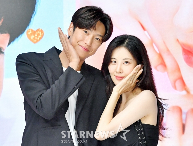 배우 나인우, 서현이 15일 오후 온라인으로 진행된 KBS 2TV 수목극드라마 '징크스의 연인' 제작발표회에 참석해 포즈를 취하고 있다. '징크스의 연인'은 불행한 자신의 삶을 숙명으로 여기고 순응하며 사는 한 인간 남자와 저주를 풀기 위해 미지의 세상 밖으로 뛰어든 여신이 잔혹한 운명을 뛰어넘으며 펼치는 판타지 로맨스 드라마다. / 사진제공 = KBS / 2022.06.15 /사진=김창현 기자 chmt@