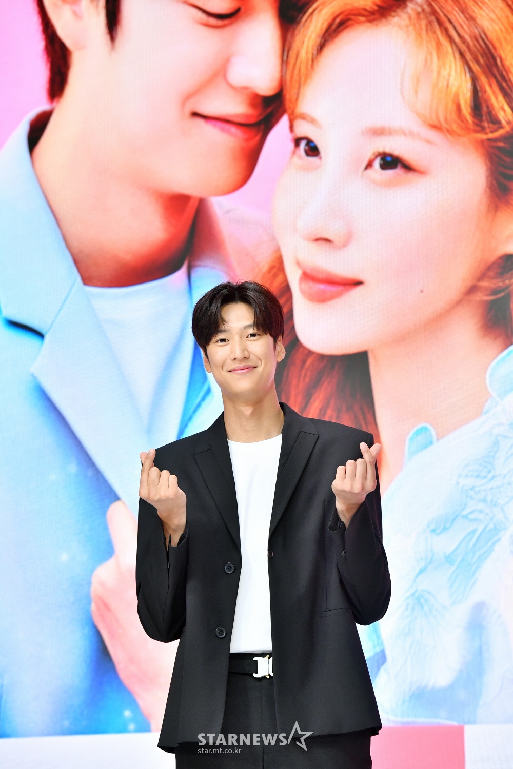 배우 나인우가 15일 오후 온라인으로 진행된 KBS 2TV 수목극드라마 '징크스의 연인' 제작발표회에 참석해 포즈를 취하고 있다. '징크스의 연인'은 불행한 자신의 삶을 숙명으로 여기고 순응하며 사는 한 인간 남자와 저주를 풀기 위해 미지의 세상 밖으로 뛰어든 여신이 잔혹한 운명을 뛰어넘으며 펼치는 판타지 로맨스 드라마다. / 사진제공 = KBS / 2022.06.15 /사진=김창현 기자 chmt@