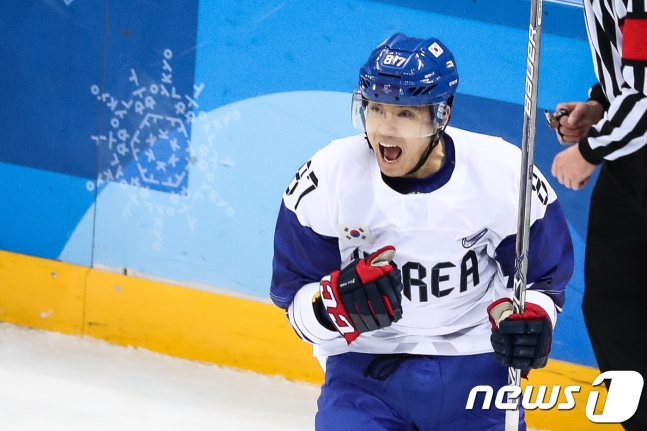 지난 2018년 2월 15일 강원도 강릉하키센터에서 열린 2018 평창동계올림픽 아이스하키 남자 조별 예선 A조 대한민국 대 체코의 경기에서 첫 골을 성공시킨 후 환호하고 있는 조민호. /사진=뉴스1