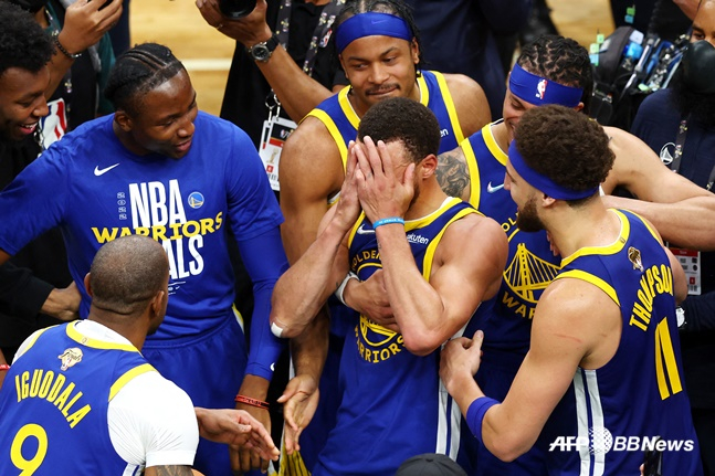 스테판 커리(가운데)가 17일(한국시간) 열린 NBA 파이널 6차전에서 우승이 확정된 후 눈물을 흘리고 있다. /AFPBBNews=뉴스1