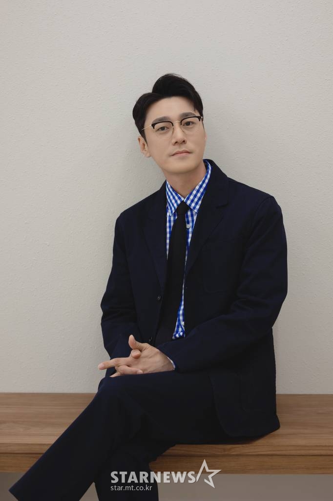 드라마 '우리들의 블루스'의 배우 최영준이 14일 오후 진행된 종영 인터뷰를 위해 포즈를 취하고 있다. /사진제공=더블케이필름앤씨어터 2022.06.14 /사진=이동훈 기자 photoguy@