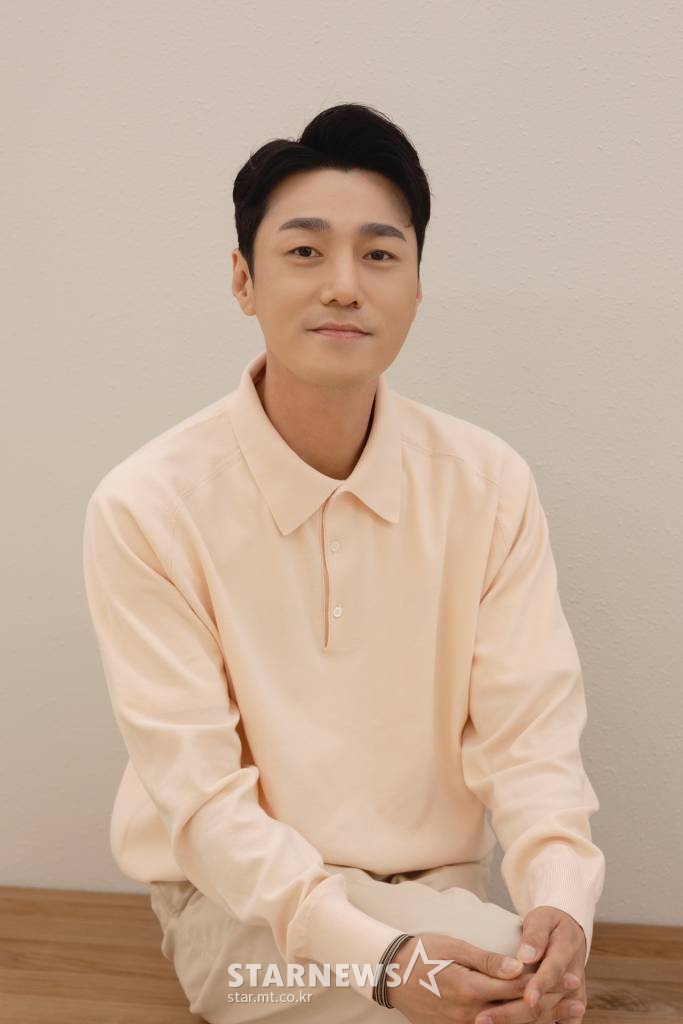 드라마 '우리들의 블루스'의 배우 최영준이 14일 오후 진행된 종영 인터뷰를 위해 포즈를 취하고 있다. /사진제공=더블케이필름앤씨어터 2022.06.14 /사진=이동훈 기자 photoguy@