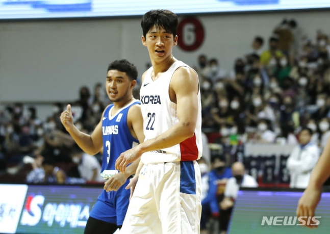 17일 안양실내체육관에서 열린 KB국민은행 초청 2022 남자농구 국가대표 평가전 대한민국과 필리핀의 경기, 대한민국 여준석이 득점에 성공한 뒤 미소를 짓고 있다. /사진=뉴시스