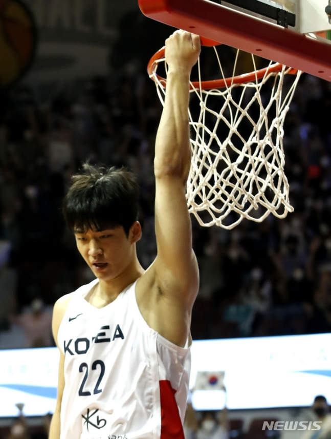17일 안양실내체육관에서 열린 KB국민은행 초청 2022 남자농구 국가대표 평가전 대한민국과 필리핀의 경기, 대한민국 여준석이 최준용의 패스를 받아 앨리웁 덩크에 성공한 뒤 상대 선수를 바라보고 있다. /사진=뉴시스