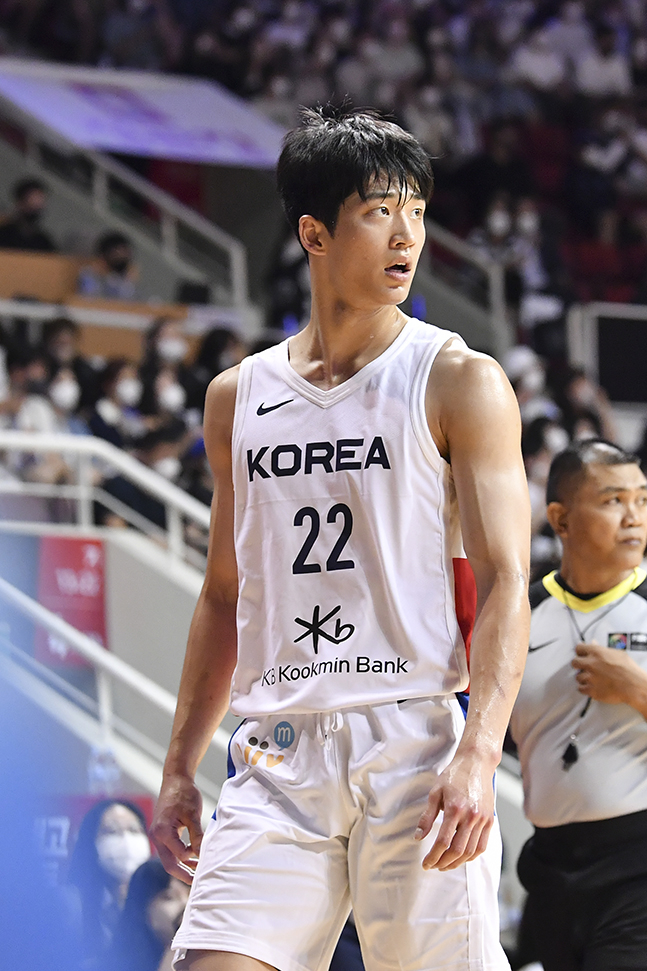17일 안양실내체육관에서 열린 KB국민은행 초청 2022 남자농구 국가대표 평가전 대한민국과 필리핀의 경기, 대한민국 여준석이 득점에 성공한 뒤 미소를 짓고 있다. /사진=뉴시스
