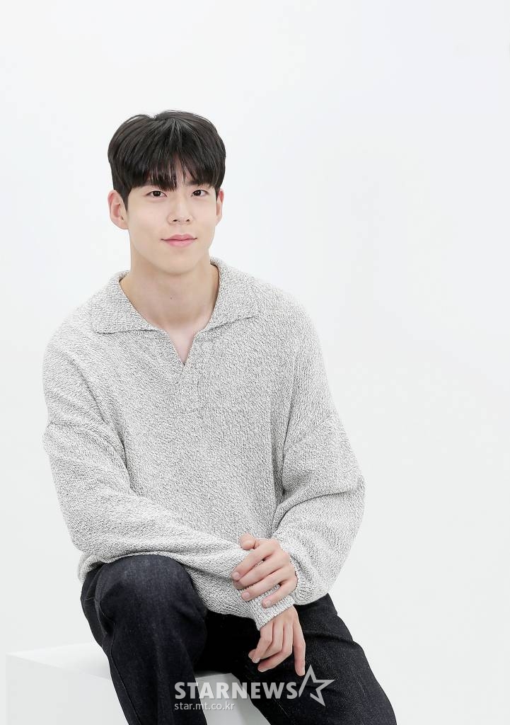 배우 최우성이 17일 오후 서울 종로구 스타뉴스 사옥에서 진행된 영화 '룸 쉐어링' 개봉 인터뷰에 앞서 포즈를 취하고 있다. 최우성은 극 중 에서 장래 펫시터가 되고 싶은 프로 N잡러 대학생 한지웅 역을 맡았다. '룸 쉐어링'은 까다롭고 별난 할머니 '금분'(나문희 분)과 흙수저 대학생 '지웅'의 한집살이 프로젝트를 그린 영화. 오는 6월 22일 개봉한다. 2022.06.17 /사진=김창현 기자 chmt@
