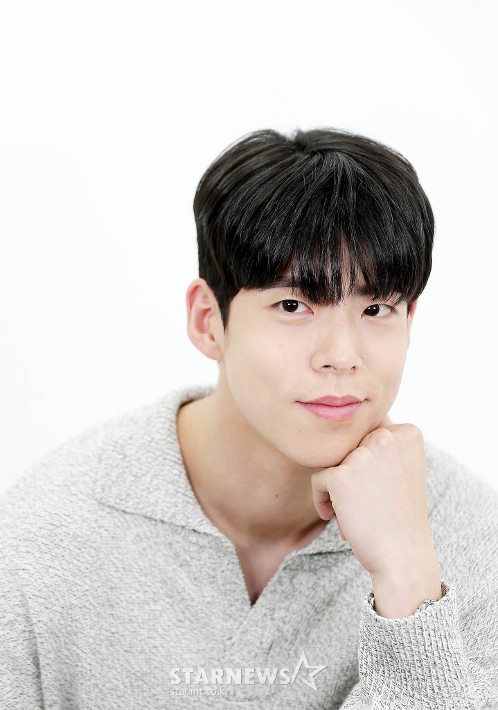 배우 최우성이 17일 오후 서울 종로구 스타뉴스 사옥에서 진행된 영화 '룸 쉐어링' 개봉 인터뷰에 앞서 포즈를 취하고 있다. 최우성은 극 중 에서 장래 펫시터가 되고 싶은 프로 N잡러 대학생 한지웅 역을 맡았다. '룸 쉐어링'은 까다롭고 별난 할머니 '금분'(나문희 분)과 흙수저 대학생 '지웅'의 한집살이 프로젝트를 그린 영화. 오는 6월 22일 개봉한다. 2022.06.17 /사진=김창현 기자 chmt@