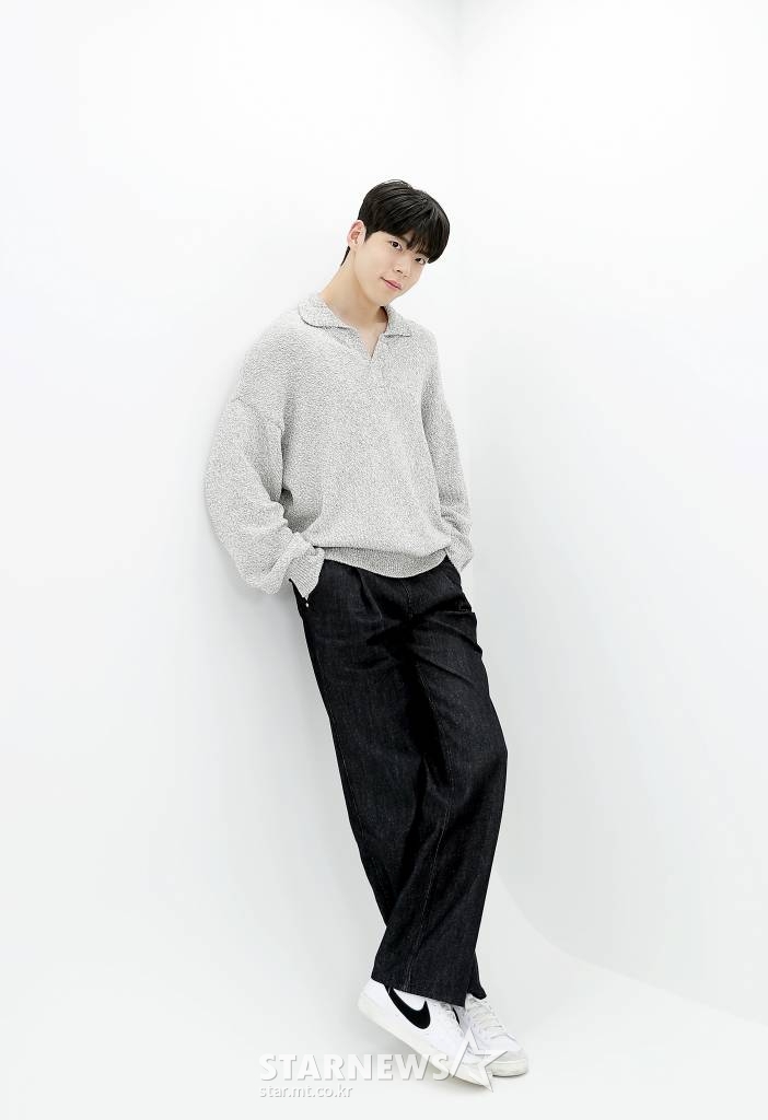 배우 최우성이 17일 오후 서울 종로구 스타뉴스 사옥에서 진행된 영화 '룸 쉐어링' 개봉 인터뷰에 앞서 포즈를 취하고 있다. 최우성은 극 중 에서 장래 펫시터가 되고 싶은 프로 N잡러 대학생 한지웅 역을 맡았다. '룸 쉐어링'은 까다롭고 별난 할머니 '금분'(나문희 분)과 흙수저 대학생 '지웅'의 한집살이 프로젝트를 그린 영화. 오는 6월 22일 개봉한다. 2022.06.17 /사진=김창현 기자 chmt@
