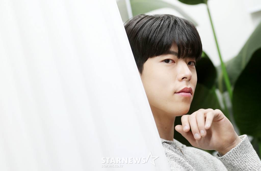 배우 최우성이 17일 오후 서울 종로구 스타뉴스 사옥에서 진행된 영화 '룸 쉐어링' 개봉 인터뷰에 앞서 포즈를 취하고 있다. 최우성은 극 중 에서 장래 펫시터가 되고 싶은 프로 N잡러 대학생 한지웅 역을 맡았다. '룸 쉐어링'은 까다롭고 별난 할머니 '금분'(나문희 분)과 흙수저 대학생 '지웅'의 한집살이 프로젝트를 그린 영화. 오는 6월 22일 개봉한다. 2022.06.17 /사진=김창현 기자 chmt@