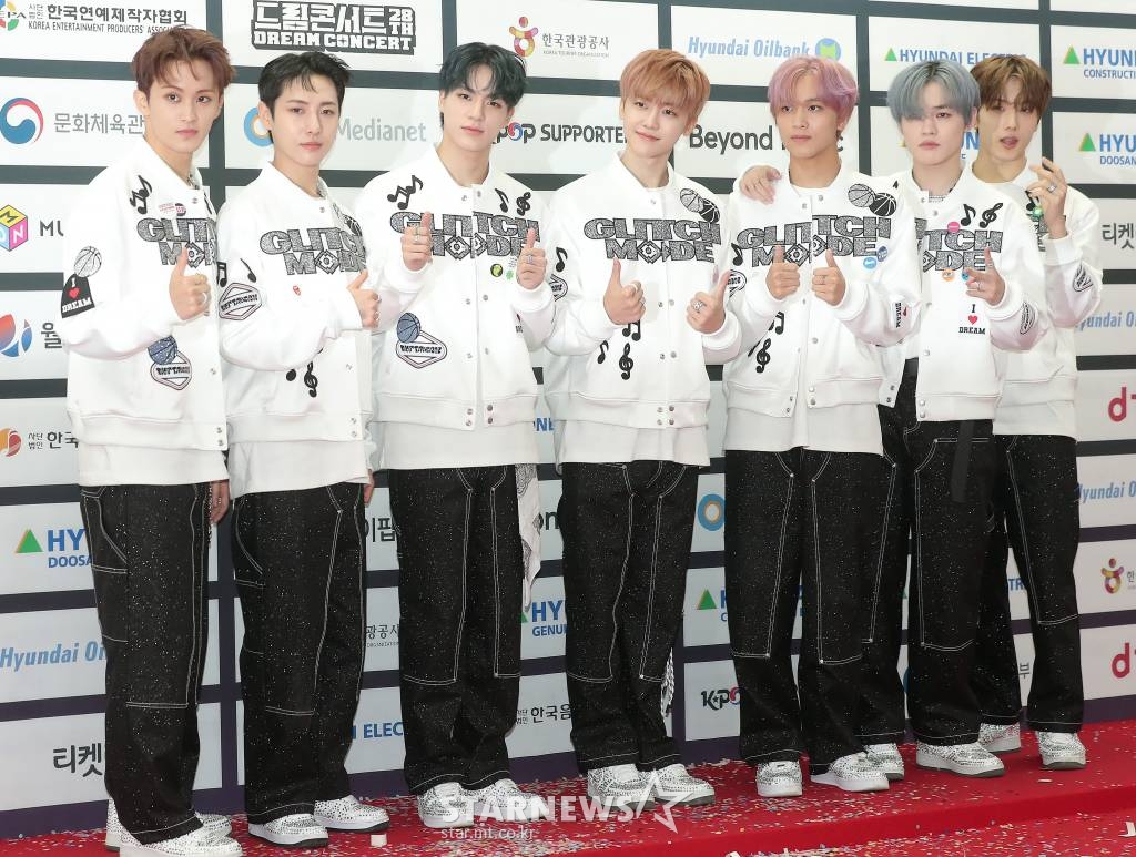 NCT드림이 18일 오후 서울 송파구 잠실 올림픽주경기장에서 진행된 '2022 드림콘서트' 포토월 행사에 참석해 포즈를 취하고 있다. 2022.06.18 /사진=김창현 기자 chmt@