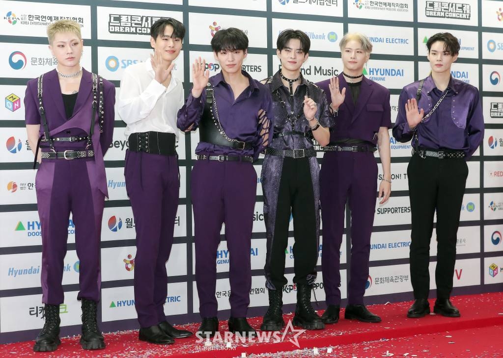 그룹 빅톤이 18일 오후 서울 송파구 잠실 올림픽주경기장에서 진행된 '2022 드림콘서트' 포토월 행사에 참석해 포즈를 취하고 있다. 2022.06.18 /사진=김창현 기자 chmt@