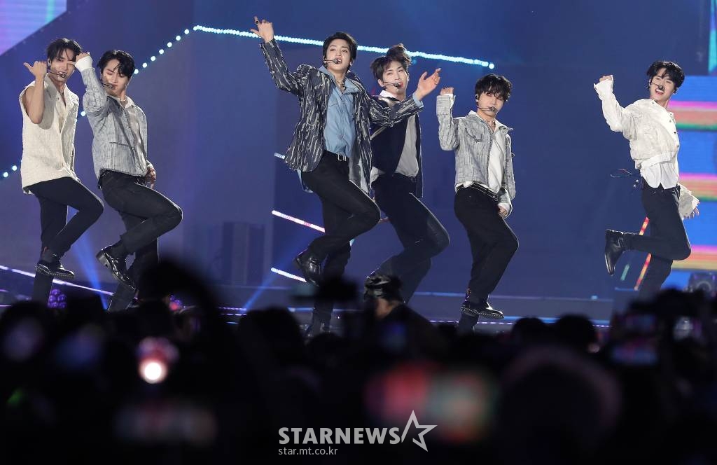 그룹 펜타곤이 18일 오후 서울 송파구 잠실 올림픽주경기장에서 진행된 '2022 드림콘서트'에 참석해 멋진 무대를 선보이고 있다. 2022.06.18 /사진=김창현 기자 chmt@