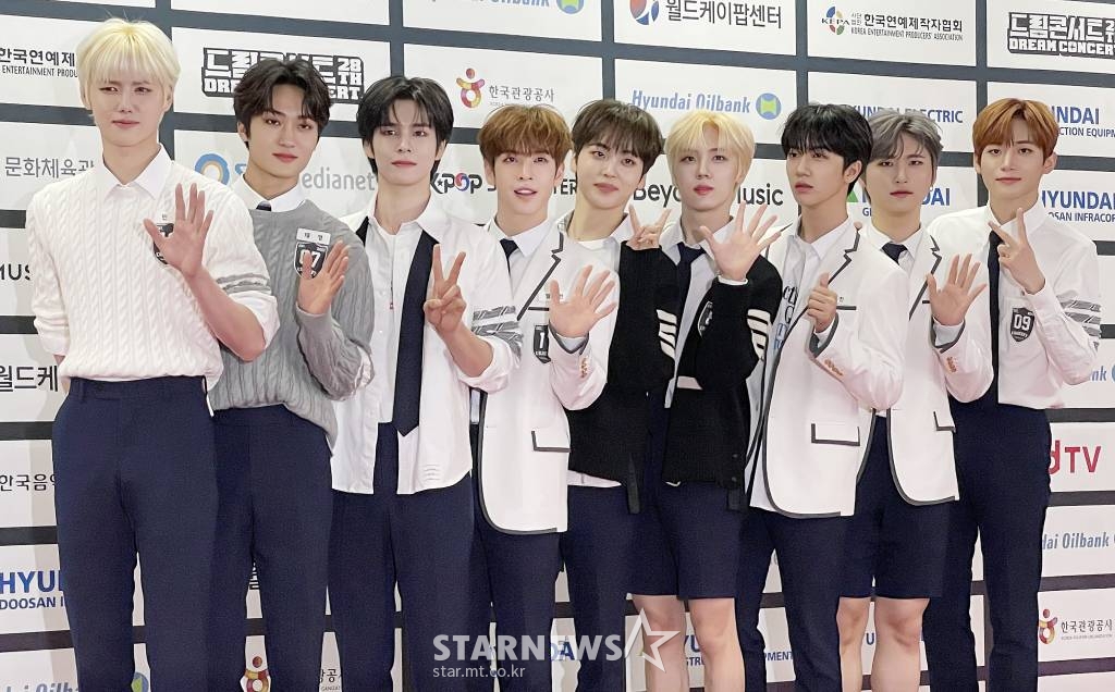 그룹 크래비티가 18일 오후 서울 송파구 잠실 올림픽주경기장에서 진행된 '2022 드림콘서트' 포토월 행사에 참석해 포즈를 취하고 있다. 2022.06.18 /사진=김창현 기자 chmt@