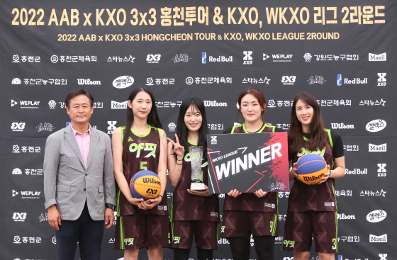 신영재 홍천군수(당선자)와 WKXO리그 우승팀 야핏팀 선수들이 기념촬영을 하고 있다. 사진제공=KXO