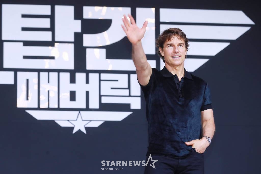 배우 톰 크루즈가 20일 오후 서울 송파구 롯데호텔 월드에서 진행된 영화 '탑건: 매버릭' 내한 기자간담회에 참석해 포즈를 취하고 있다. 전설의 전투기 조종사 '매버릭' 피트 미첼 대령이 파일럿 교육 기관인 탑건의 교관으로 복귀하면서 벌어지는 이야기를 그린 '탑건:매버릭'은 오는 22일 개봉된다. /2022.06.20 /사진=이동훈 기자 photoguy@