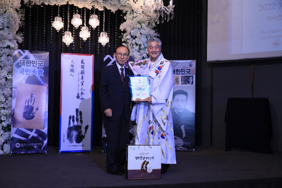 배우 한지일(사진 오른쪽)/사진=한지일 제공