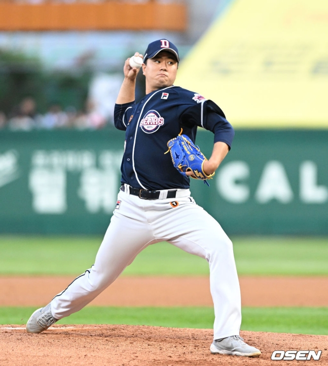 21일 오후 인천 SSG 랜더스필드에서 '2022 신한은행 SOL KBO 리그' SSG 랜더스와 두산 베어스의 경기가 열렸다. 3회말 무사에서 두산 선발투수 이영하가 역투하고 있다. /사진=OSEN