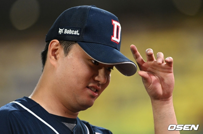 21일 오후 인천 SSG 랜더스필드에서 '2022 신한은행 SOL KBO 리그' SSG 랜더스와 두산 베어스의 경기가 열렸다. 6회말 수비를 마친 두산 이영하가 더그아웃으로 가고 있다. /사진=OSEN