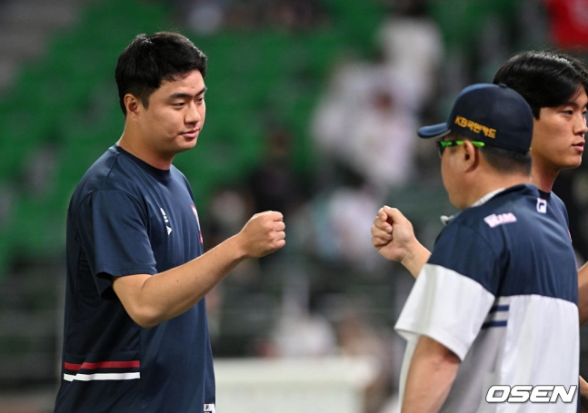 21일 오후 인천 SSG 랜더스필드에서 '2022 신한은행 SOL KBO 리그' SSG 랜더스와 두산 베어스의 경기가 열렸다. 경기 종료 후 두산 이영하(맨 왼쪽)가 김태형 감독(왼쪽 2번째)과 승리의 기쁨을 나누고 있다.