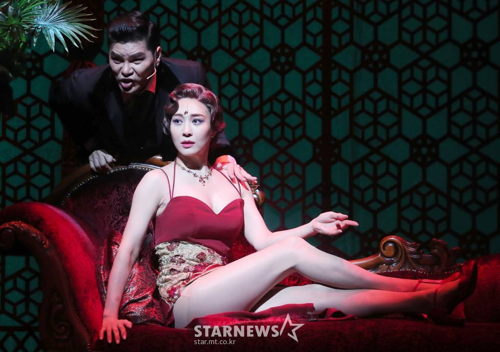뮤지컬 배우 최민철, 옥주현이 21일 오후 서울 송파구 잠실동 롯데월드 샤롯데씨어터에서 진행된 뮤지컬 '마타하리' 프레스콜에 참석해 열연을 펼치고 있다. 뮤지컬 '마타하리'는 제1차 세계대전 중 이중 스파이 혐의로 프랑스 당국에 체포돼 총살 당한 아름다운 무희 '마타하리'(본명 마가레타 거트루이다 젤러)의 실화를 바탕으로 탄행한 작품으로, 스펙터클한 스케일의 무대와 아름답고 서정적인 음악, 탄탄한 스토리로 평단과 대중의 호평을 받았다. 2022.06.21 /사진=김창현 기자 chmt@