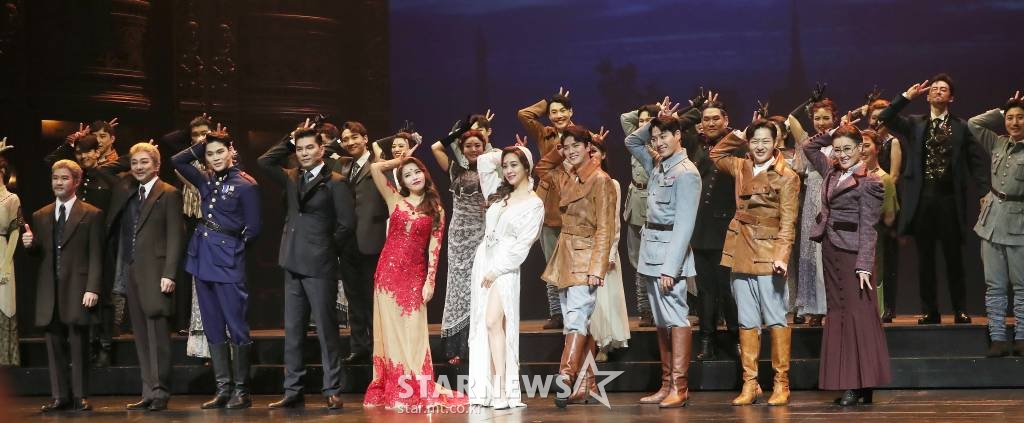 21일 오후 서울 송파구 잠실동 롯데월드 샤롯데씨어터에서 진행된 뮤지컬 '마타하리' 프레스콜에 참석한 출연진들이 포즈를 취하고 있다. 뮤지컬 '마타하리'는 제1차 세계대전 중 이중 스파이 혐의로 프랑스 당국에 체포돼 총살 당한 아름다운 무희 '마타하리'(본명 마가레타 거트루이다 젤러)의 실화를 바탕으로 탄행한 작품으로, 스펙터클한 스케일의 무대와 아름답고 서정적인 음악, 탄탄한 스토리로 평단과 대중의 호평을 받았다. 2022.06.21 /사진=김창현 기자 chmt@