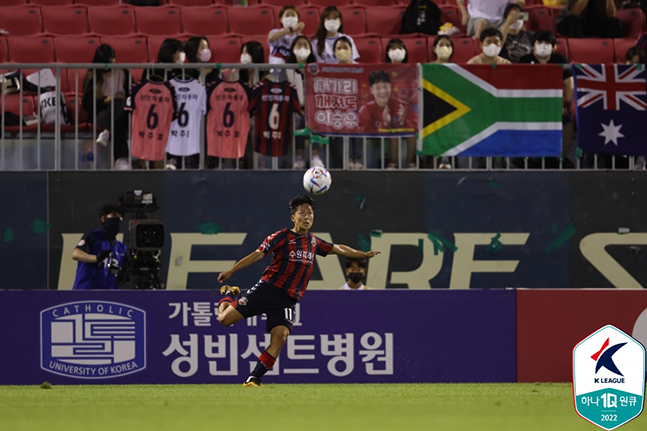 수원FC 이승우가 21일 수원종합운동장에서 열린 포항스틸러스전 코너킥 상황에서 오른발 터닝 슈팅을 시도하고 있다. /사진=한국프로축구연맹