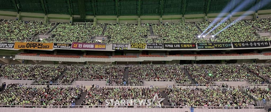 18일 오후 서울 송파구 잠실 올림픽주경기장에서 진행된 '2022 드림콘서트'에 참석한 관객들이 환호하고 있다. 2022.06.18 /사진=김창현 기자 chmt@