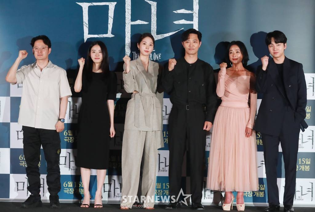 박훈정 감독, 배우 신시아, 서은수, 진구, 조민수, 성유빈이 7일 오후 서울 CGV 용산아이파크몰에서 진행된 영화 '마녀2'(감독 박훈정) 언론시사회에 참석해 포즈를 취하고 있다. 초토화된 비밀연구소에서 홀로 살아남아 세상 밖으로 나오게 된 소녀 앞에 각기 다른 목적으로 그를 쫓는 세력들이 모여들면서 벌어지는 일을 그린 액션 영화 '마녀 2'는 오는 15일 개봉한다. /2022.06.07 /사진=이동훈 기자 photoguy@