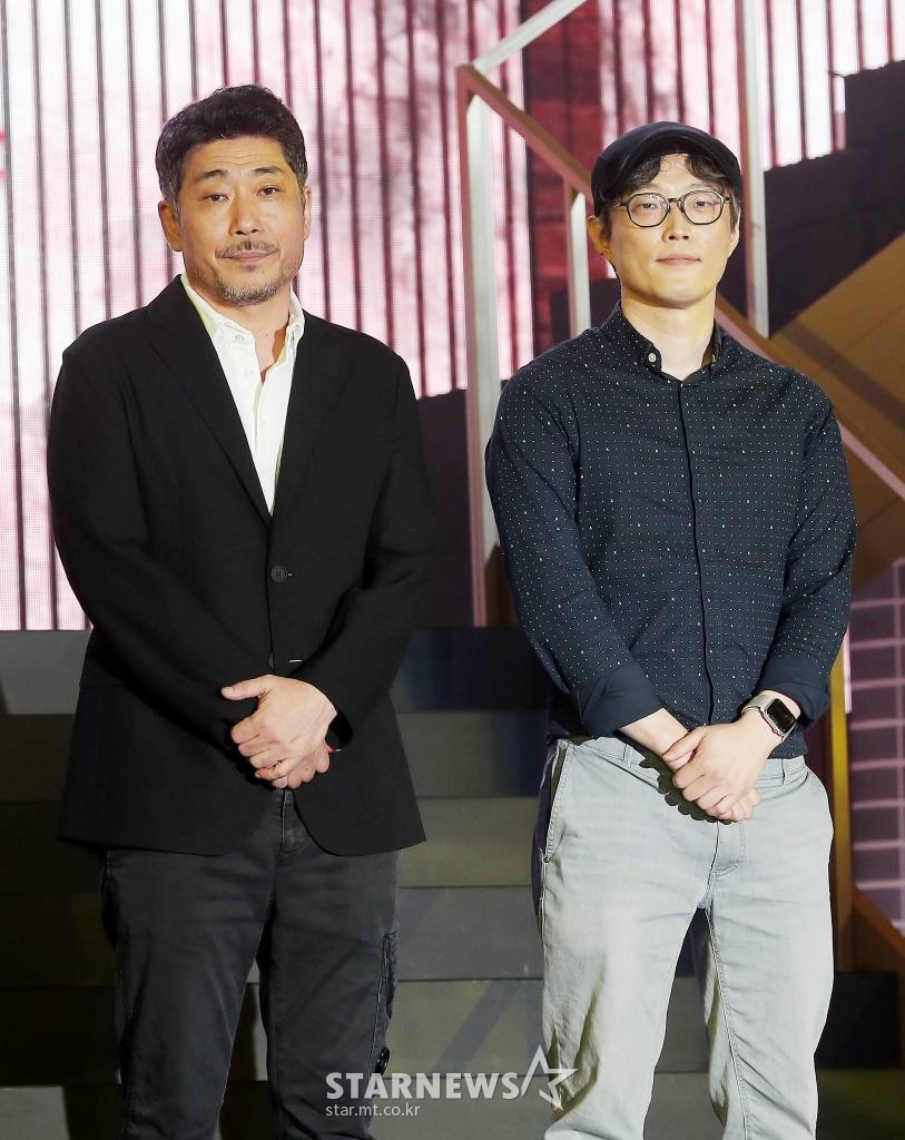 김홍선 감독, 류용재 작가가 22일 오전 서울 강남구 삼성동 코엑스 그랜드볼룸에서 열린 넷플릭스 시리즈 '종이의 집: 공동경제구역' 제작발표회에 참석해 포즈를 취하고 있다. '종이의 집: 공동경제구역'은 통일을 앞둔 한반도를 배경으로 천재적 전략가와 각기 다른 개성 및 능력을 지닌 강도들이 기상천외한 변수에 맞서며 벌이는 사상 초유의 인질 강도극을 그렸다. 오는 24일 공개. 2022.06.22 /사진=김창현 기자 chmt@