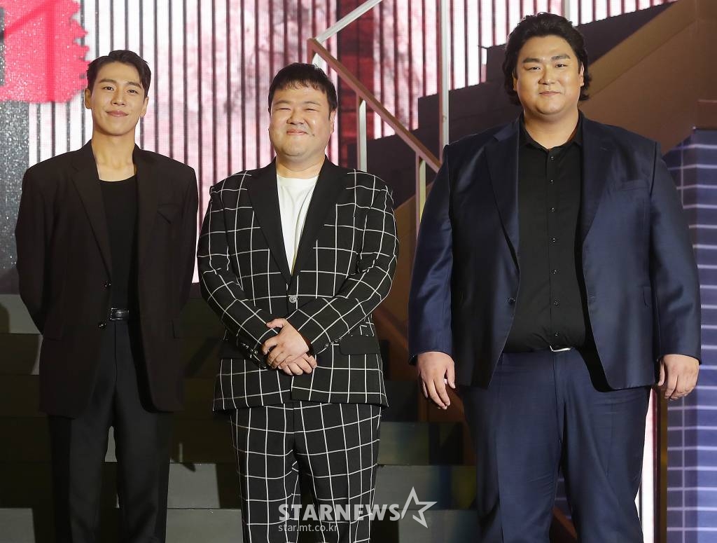 배우 이현우, 김지훈, 이규호가 22일 오전 서울 강남구 삼성동 코엑스 그랜드볼룸에서 열린 넷플릭스 시리즈 '종이의 집: 공동경제구역' 제작발표회에 참석해 포즈를 취하고 있다. '종이의 집: 공동경제구역'은 통일을 앞둔 한반도를 배경으로 천재적 전략가와 각기 다른 개성 및 능력을 지닌 강도들이 기상천외한 변수에 맞서며 벌이는 사상 초유의 인질 강도극을 그렸다. 오는 24일 공개. 2022.06.22 /사진=김창현 기자 chmt@