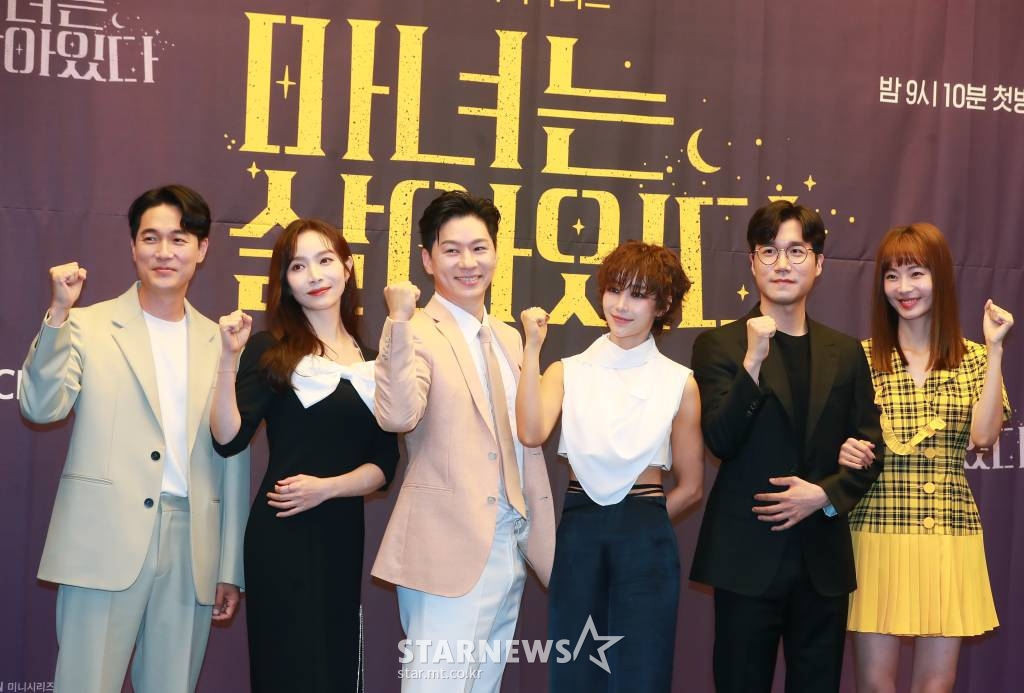 배우 김영재, 이민영, 정상훈, 이유리, 류연석, 윤소이가 22일 오후 서울 마포구 상암동 스탠포드호텔에서 진행된 TV조선 새 드라마 '마녀는 살아있다' 제작발표회에 참석해 포즈를 취하고 있다. 산 날과 살날이 반반인 불혹의 나이에 죽이고 싶은 누군가가 생겨버린 세 여자의 이야기를 다루는 미스터리 블랙코미디 '마녀는 살아있다'는 오는 25일 첫 방송된다. /2022.06.22 /사진=이동훈 기자 photoguy@