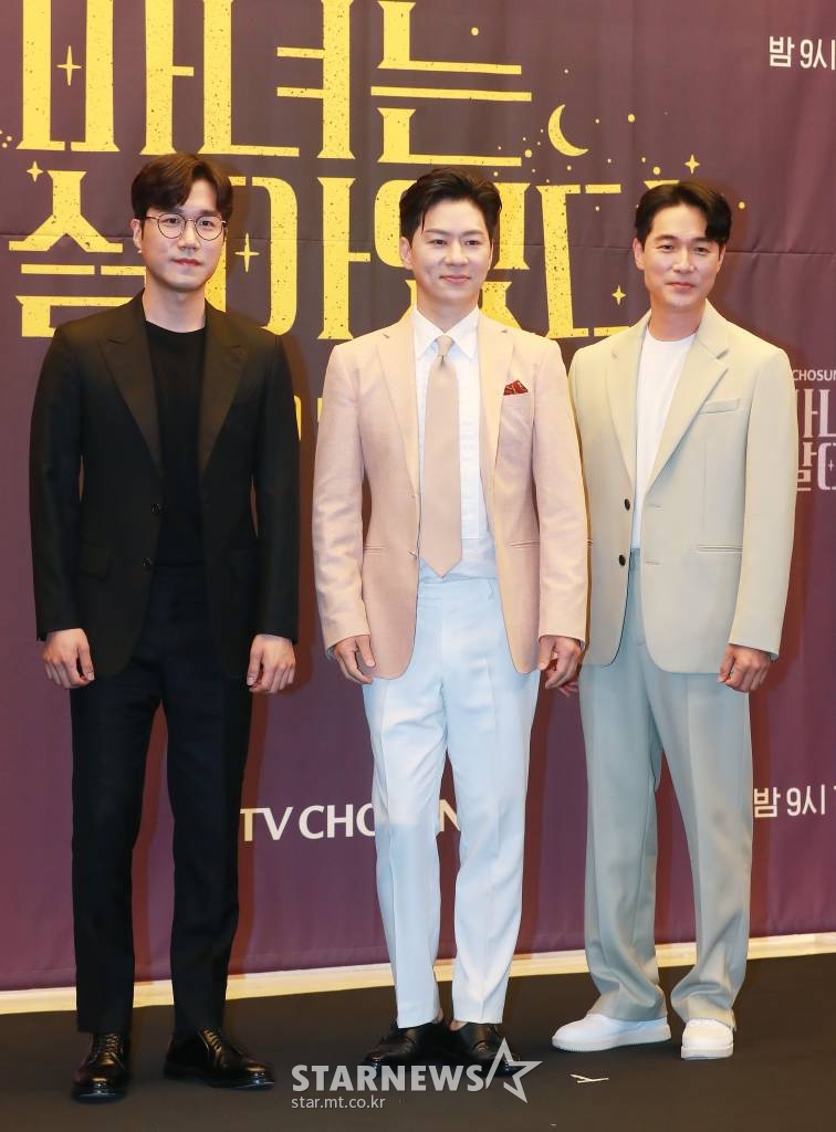 배우 류연석, 정상훈, 김영재가 22일 오후 서울 마포구 상암동 스탠포드호텔에서 진행된 TV조선 새 드라마 '마녀는 살아있다' 제작발표회에 참석해 포즈를 취하고 있다. 산 날과 살날이 반반인 불혹의 나이에 죽이고 싶은 누군가가 생겨버린 세 여자의 이야기를 다루는 미스터리 블랙코미디 '마녀는 살아있다'는 오는 25일 첫 방송된다. /2022.06.22 /사진=이동훈 기자 photoguy@