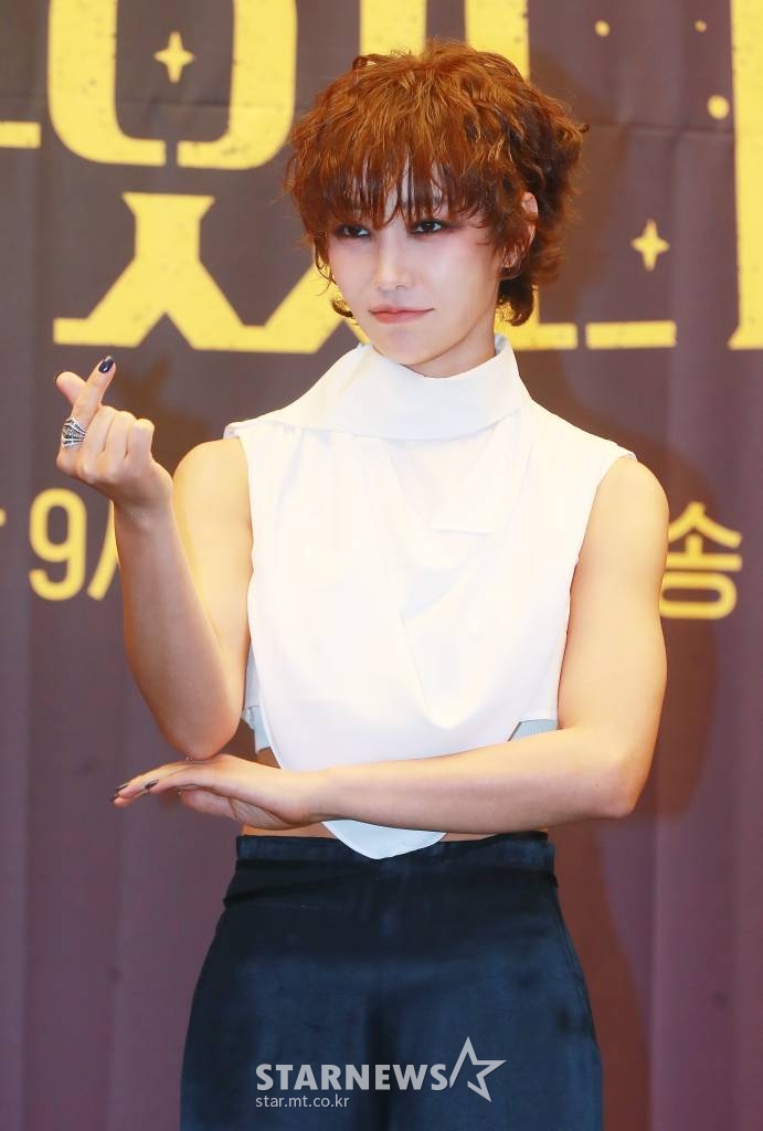 배우 이유리가 22일 오후 서울 마포구 상암동 스탠포드호텔에서 진행된 TV조선 새 드라마 '마녀는 살아있다' 제작발표회에 앞서 포즈를 취하고 있다. 산 날과 살날이 반반인 불혹의 나이에 죽이고 싶은 누군가가 생겨버린 세 여자의 이야기를 다루는 미스터리 블랙코미디 '마녀는 살아있다'는 오는 25일 첫 방송된다. /2022.06.22 /사진=이동훈 기자 photoguy@
