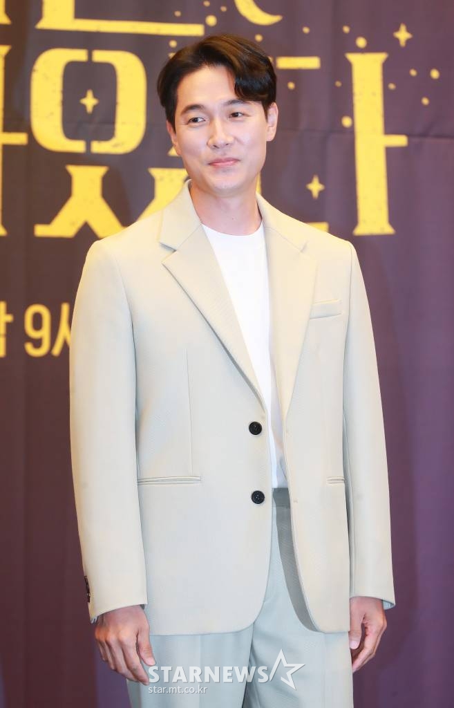 배우 김영재가 22일 오후 서울 마포구 상암동 스탠포드호텔에서 진행된 TV조선 새 드라마 '마녀는 살아있다' 제작발표회에 참석해 포즈를 취하고 있다. 산 날과 살날이 반반인 불혹의 나이에 죽이고 싶은 누군가가 생겨버린 세 여자의 이야기를 다루는 미스터리 블랙코미디 '마녀는 살아있다'는 오는 25일 첫 방송된다. /2022.06.22 /사진=이동훈 기자 photoguy@