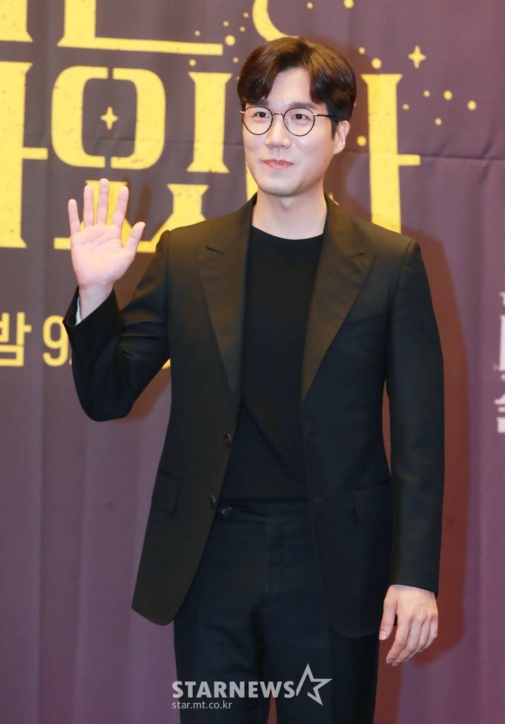 배우 류연석이 22일 오후 서울 마포구 상암동 스탠포드호텔에서 진행된 TV조선 새 드라마 '마녀는 살아있다' 제작발표회에 참석해 포즈를 취하고 있다. 산 날과 살날이 반반인 불혹의 나이에 죽이고 싶은 누군가가 생겨버린 세 여자의 이야기를 다루는 미스터리 블랙코미디 '마녀는 살아있다'는 오는 25일 첫 방송된다. /2022.06.22 /사진=이동훈 기자 photoguy@