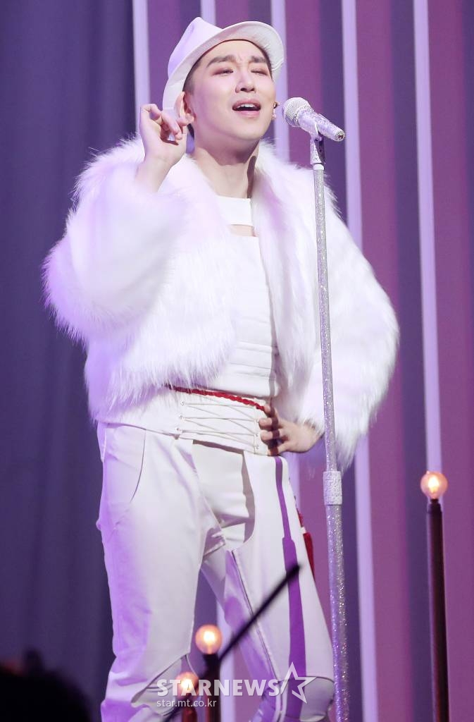 배우 김호영이 15일 오후 서울 구로구 신도림 디큐브아트센터에서 진행된 뮤지컬 '광화문연가' 프레스콜에서 멋진 무대를 선보이고 있다. /사진=김휘선 기자 hwijpg@