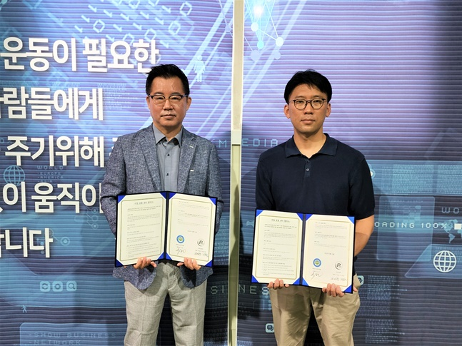 대한유소년야구연맹 이상근(왼쪽) 회장과 피아크 센터 전상준 대표가 유소년야구 발전을 위한 공동협력 업무협약을 체결하고 있다. /사진=대한유소년야구연맹
