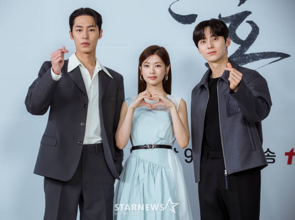 배우 이재욱, 정소민, 황민현이 14일 오후 온라인 생중계로 진행된 tvN 새 토일극 '환혼' 제작발표회에 참석해 포즈를 취하고 있다.  역사에도 지도에도 존재하지 않은 대호국을 배경으로, 영혼을 바꾸는 '환혼술'로 인해 운명이 비틀린 주인공들이 이를 극복하고 성장해가는 판타지 로맨스 활극 '환혼'은 오는 18일 첫 방송된다. /사진제공=CJENM 2022.06.14 /사진=이동훈 기자 photoguy@