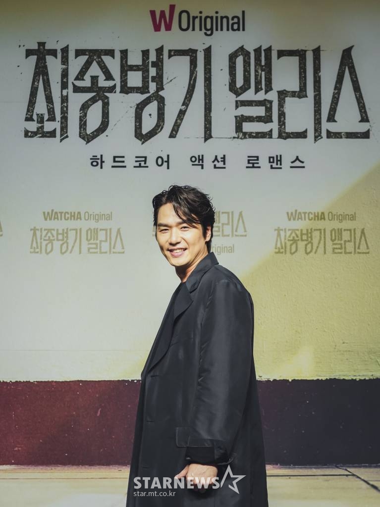 배우 김태훈이 24일 오전 온라인으로 진행된 왓챠 오리지널 드라마 '최종병기 앨리스' 제작발표회에 참석해 포즈를 취하고 있다. '최종병기 앨리스'는 킬러라는 정체를 숨겨야 하는 전학생 ‘겨울’과 비폭력으로 학교를 평정한 잘생긴 또라이 ‘여름’이 범죄 조직에 쫓기며, 핏빛으로 물든 학교생활을 그린 하드코어 액션 로맨스다. / 사진제공 = 왓챠 / 2022.06.24 /사진=김창현 기자 chmt@