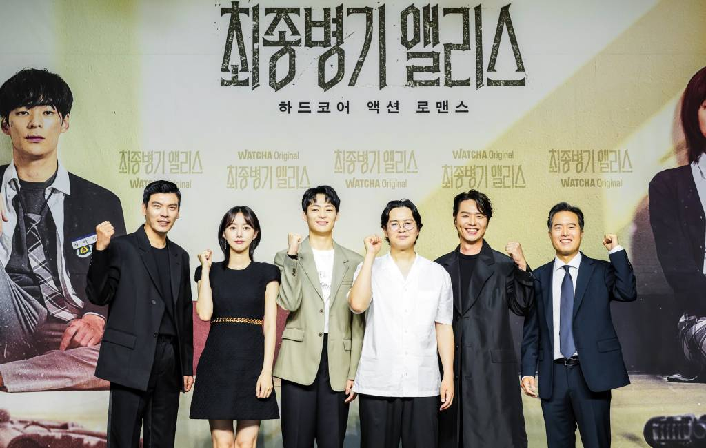 서성원 감독(왼쪽 네번째), 배우 김성오, 박세완, 송건희, 김태훈, 정승길이 24일 오전 온라인으로 진행된 왓챠 오리지널 드라마 '최종병기 앨리스' 제작발표회에 참석해 포즈를 취하고 있다. '최종병기 앨리스'는 킬러라는 정체를 숨겨야 하는 전학생 '겨울'과 비폭력으로 학교를 평정한 잘생긴 또라이 '여름'이 범죄 조직에 쫓기며, 핏빛으로 물든 학교생활을 그린 하드코어 액션 로맨스다. / 사진제공 = 왓챠 / 2022.06.24 /사진=김창현 기자 chmt@