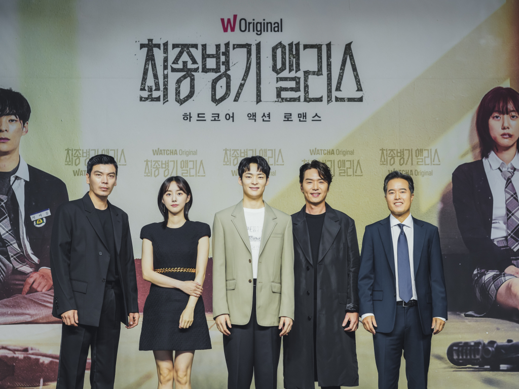 배우 김성오, 박세완, 송건희, 김태훈, 정승길이 24일 오전 온라인으로 진행된 왓챠 오리지널 드라마 '최종병기 앨리스' 제작발표회에 참석해 포즈를 취하고 있다. '최종병기 앨리스'는 킬러라는 정체를 숨겨야 하는 전학생 '겨울'과 비폭력으로 학교를 평정한 잘생긴 또라이 '여름'이 범죄 조직에 쫓기며, 핏빛으로 물든 학교생활을 그린 하드코어 액션 로맨스다. / 사진제공 = 왓챠 / 2022.06.24 /사진=김창현 기자 chmt@