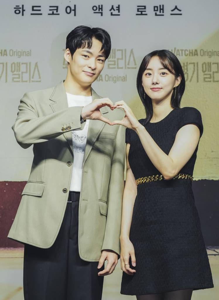 배우 송건희, 박세완이 24일 오전 온라인으로 진행된 왓챠 오리지널 드라마 '최종병기 앨리스' 제작발표회에 참석해 포즈를 취하고 있다. '최종병기 앨리스'는 킬러라는 정체를 숨겨야 하는 전학생 '겨울'과 비폭력으로 학교를 평정한 잘생긴 또라이 '여름'이 범죄 조직에 쫓기며, 핏빛으로 물든 학교생활을 그린 하드코어 액션 로맨스다. / 사진제공 = 왓챠 / 2022.06.24 /사진=김창현 기자 chmt@