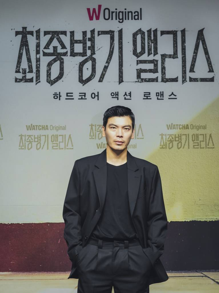 배우 김성오가 24일 오전 온라인으로 진행된 왓챠 오리지널 드라마 '최종병기 앨리스' 제작발표회에 참석해 포즈를 취하고 있다. '최종병기 앨리스'는 킬러라는 정체를 숨겨야 하는 전학생 ‘겨울’과 비폭력으로 학교를 평정한 잘생긴 또라이 ‘여름’이 범죄 조직에 쫓기며, 핏빛으로 물든 학교생활을 그린 하드코어 액션 로맨스다. / 사진제공 = 왓챠 / 2022.06.24 /사진=김창현 기자 chmt@