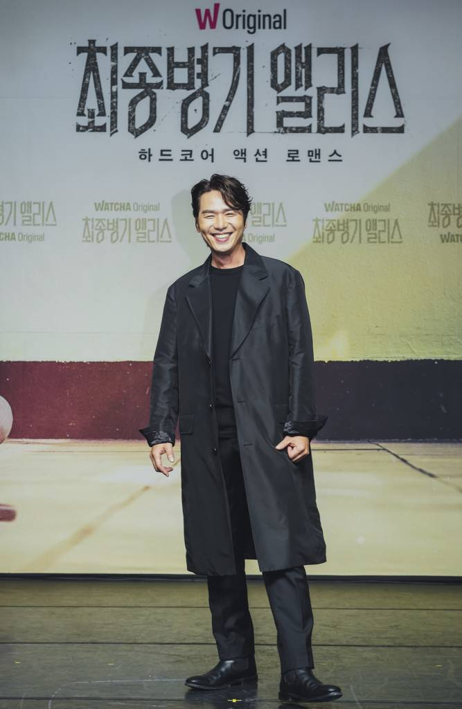 배우 김태훈이 24일 오전 온라인으로 진행된 왓챠 오리지널 드라마 '최종병기 앨리스' 제작발표회에 참석해 포즈를 취하고 있다. '최종병기 앨리스'는 킬러라는 정체를 숨겨야 하는 전학생 ‘겨울’과 비폭력으로 학교를 평정한 잘생긴 또라이 ‘여름’이 범죄 조직에 쫓기며, 핏빛으로 물든 학교생활을 그린 하드코어 액션 로맨스다. / 사진제공 = 왓챠 / 2022.06.24 /사진=김창현 기자 chmt@